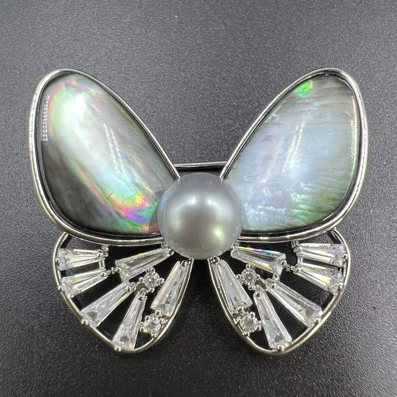 Black Mother-of-pearl Butterfly Pearl Brooch