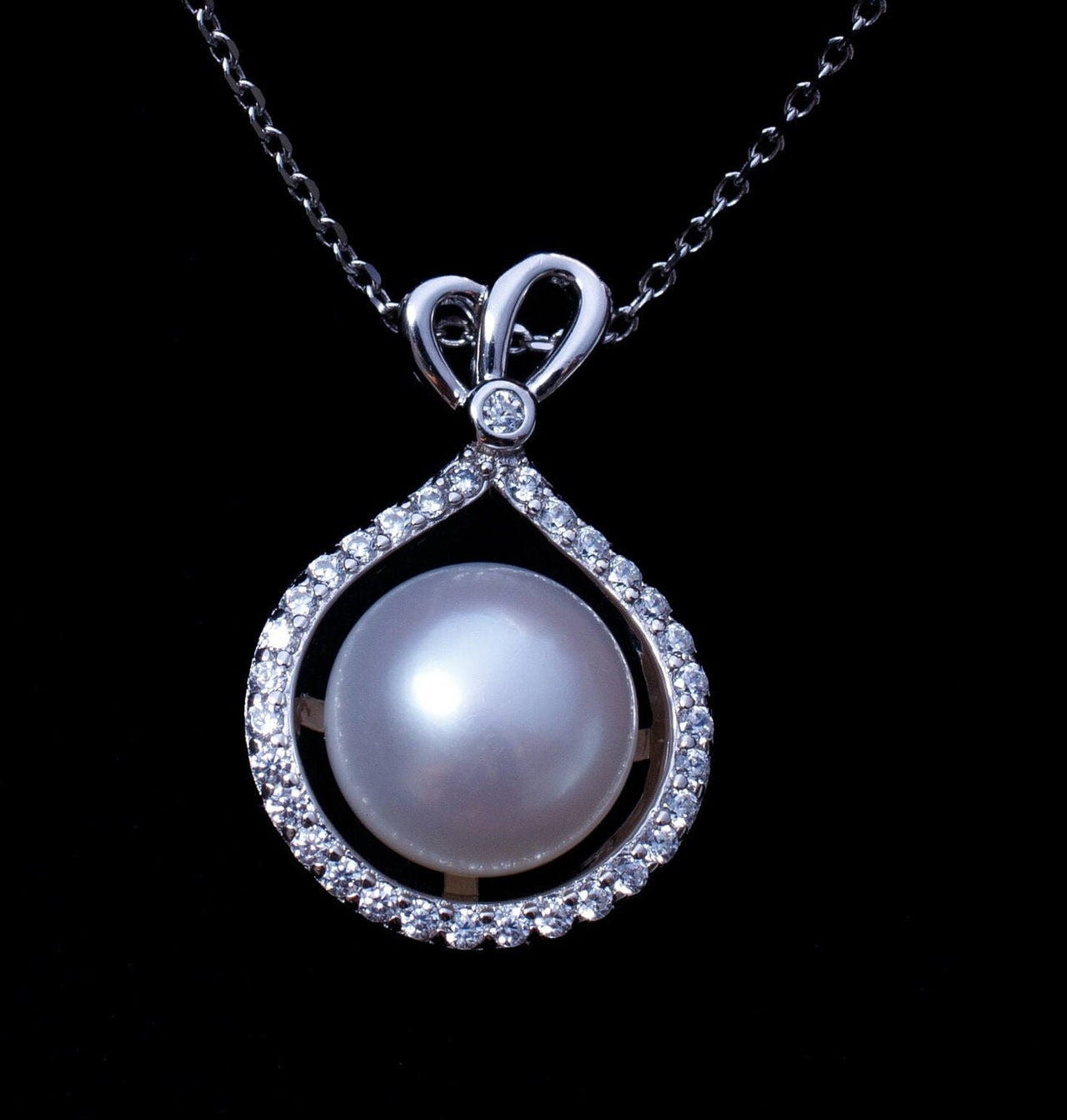 White Round Natural Pearl Sterling Silver Pendant Necklace